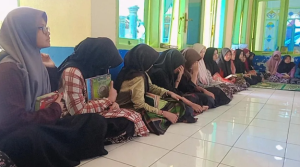 Para santri putri tengah asyik mendengarkan motivasi pagi
